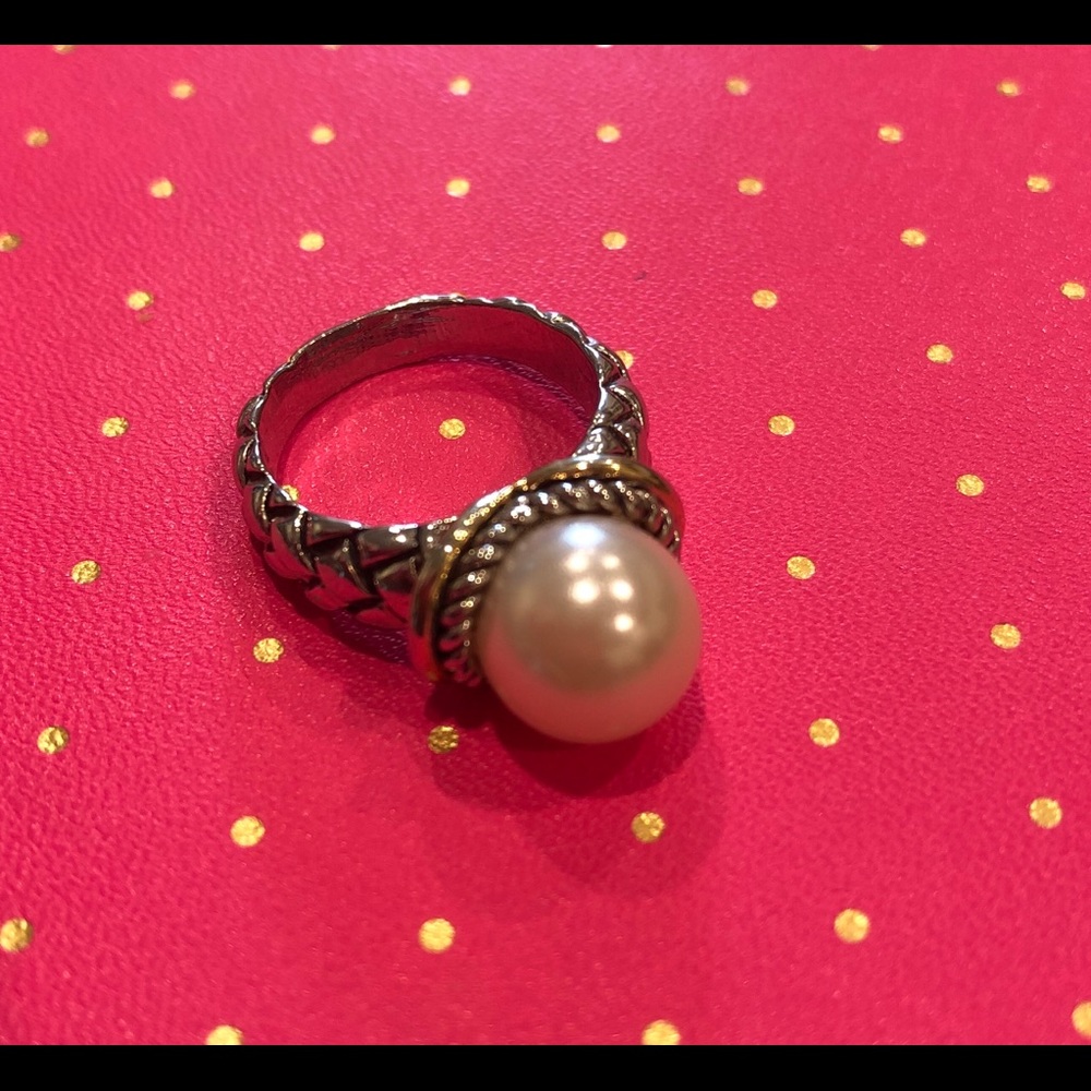 Silver and pearl ring size 6